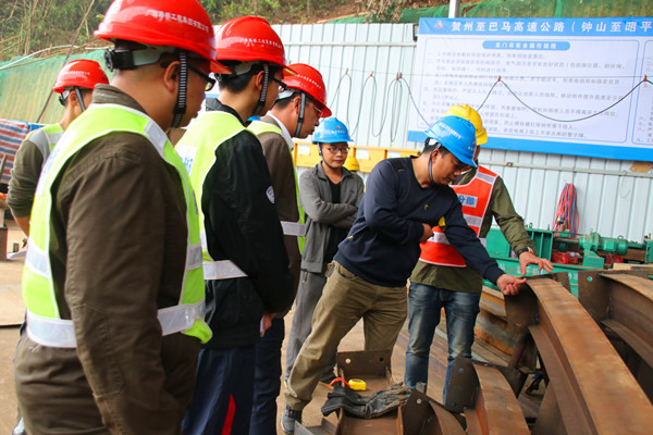 图一：召开进洞前现场会议，，，，，，，，检查钢拱架.jpg
