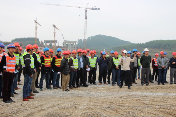 柳南改扩建全线安全管理人员参观特大桥施工现。。。。。。。ㄐ薷某叽纾.jpg